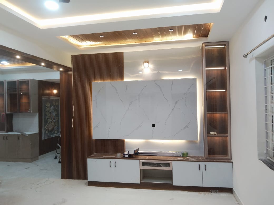 Living room TV unit with backlit marble panel and fluted wood pillar