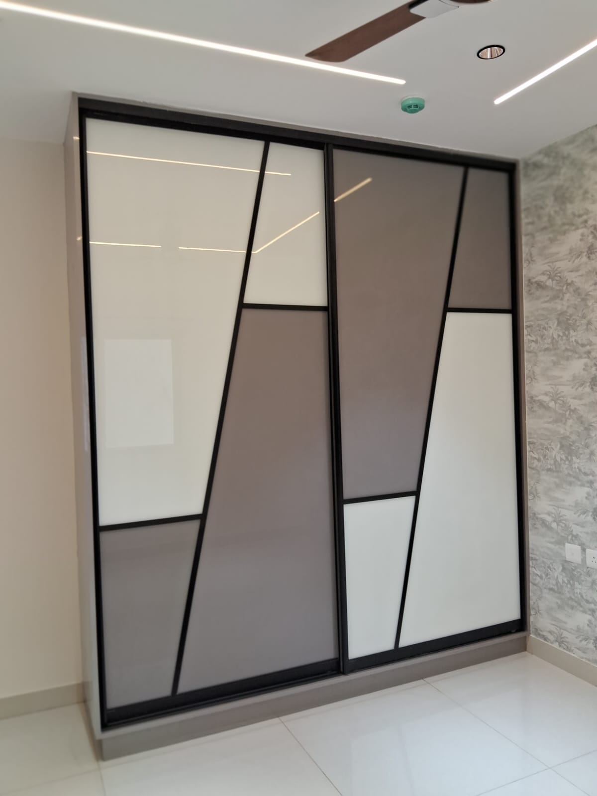 Grey and white angular-pattern sliding wardrobe